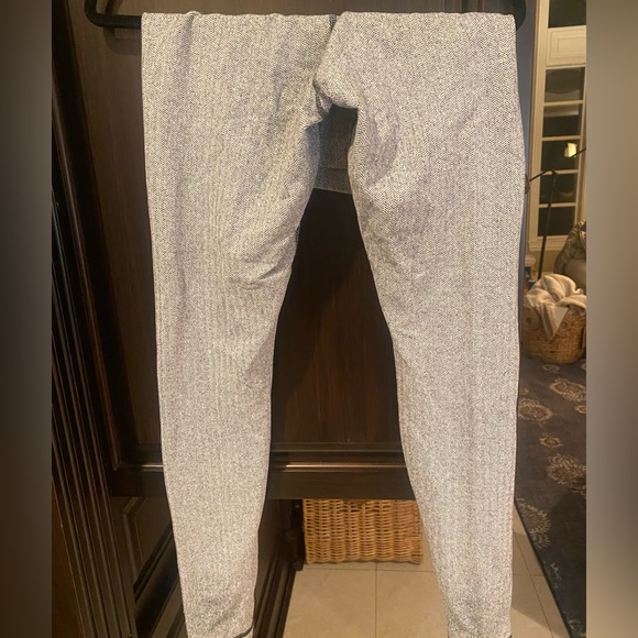 Lululemon wunder under in small black and white chevron - Picture 2 of 4